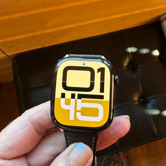 Apple Smartwatch in Black - Picture 2 of 4